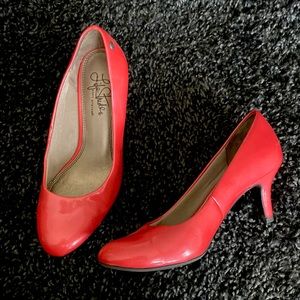 LifeStride 1.5” heel. Very comfortable. Tried to show true coral color in pics